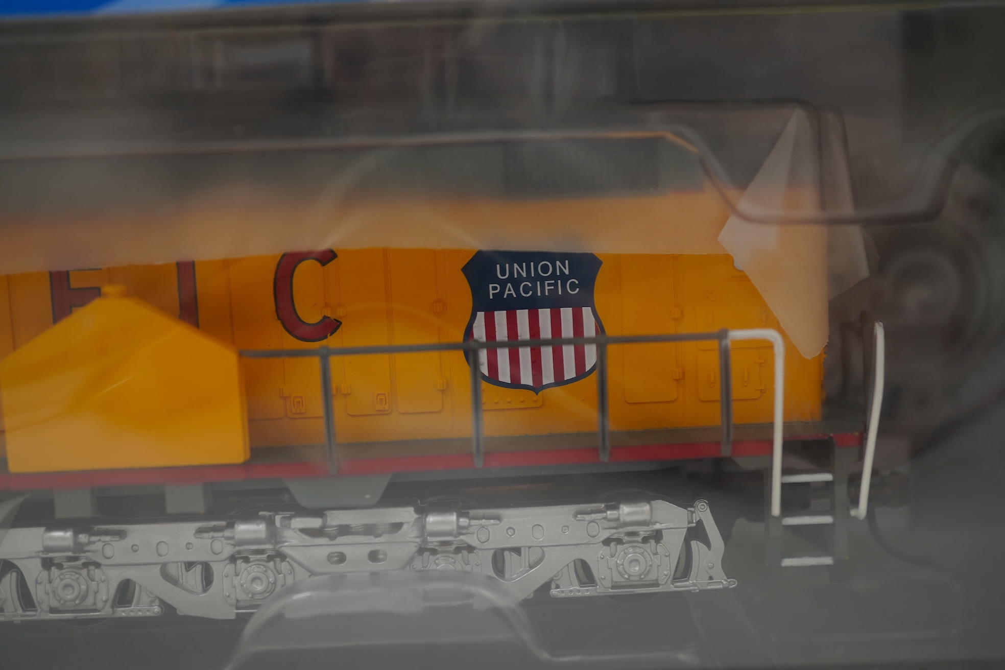 A boxed HO gauge Bachmann (62106) model of Union Pacific EMD DD40AX Centennial, 6910, Co-Co diesel locomotive, powered for two rail operation.